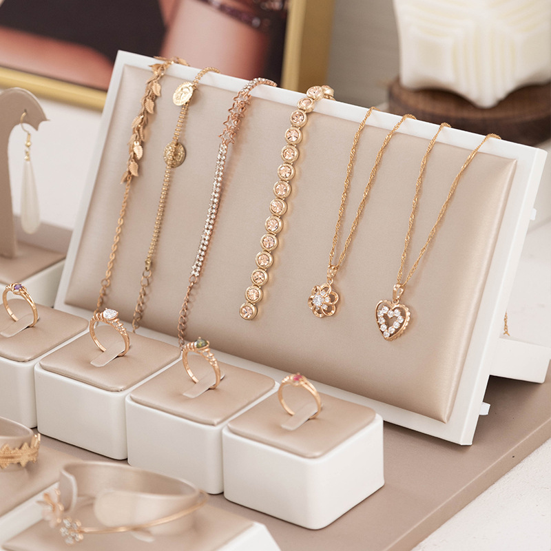 Présentoir à bijoux en cuir, s - Luxury Watch E Jewellery avis et prix