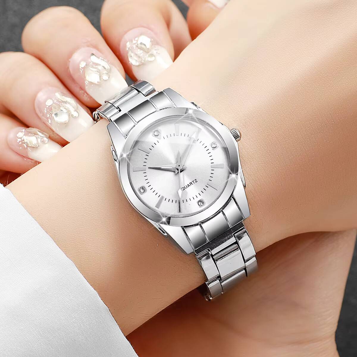 Montres de luxe à strass pour  - Luxury Watch Safe avis et prix
